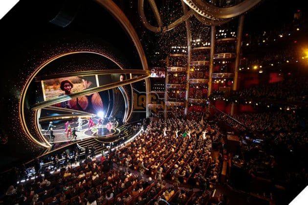 Một cái nhìn về sân khấu lễ trao giải Oscar.