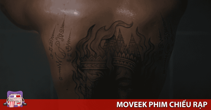 Hình xăm lạ trên lưng Chí gợi ra nhiều câu hỏi về quá khứ bí ẩn của anh.