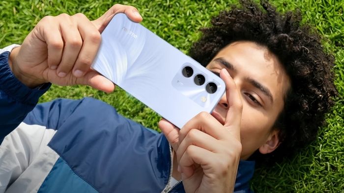 Máy có thiết kế hiện đại, nổi bật với cụm camera sau
