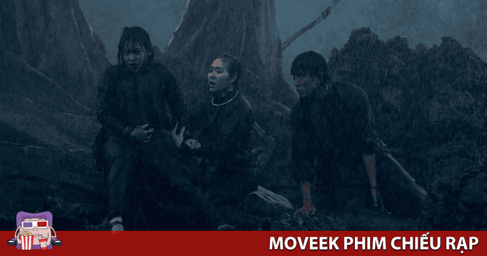 Mẹ con Mon và Lua chính là một trong những bí ẩn lớn của bộ phim, với những tình tiết khó hiểu liên quan đến lời nguyền mà người dân tin vào.