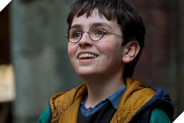 Diễn viên Dominic McLaughlin đảm nhận vai Harry Potter.