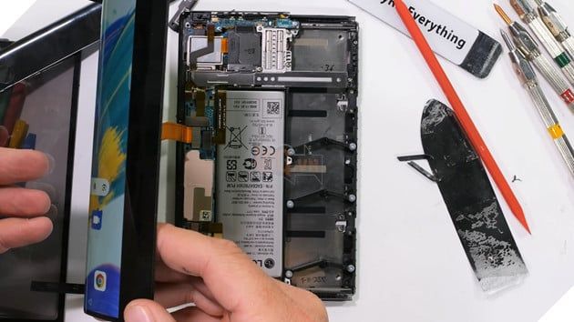 Chiếc smartphone màn hình cuộn LG Rollable, siêu phẩm chưa từng chính thức ra mắt, giờ lại gây chú ý.