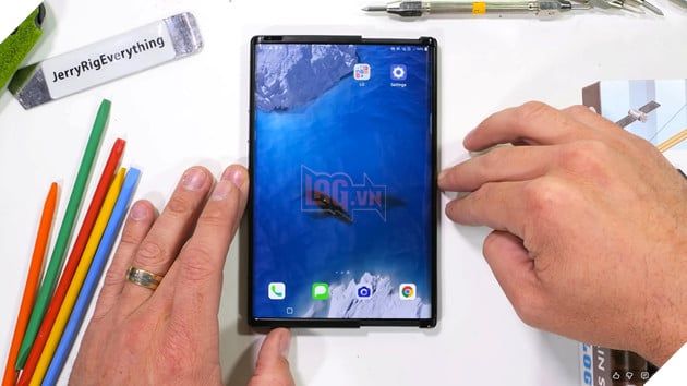 Chiếc smartphone màn hình cuộn LG Rollable, một siêu phẩm chưa bao giờ chính thức ra mắt.