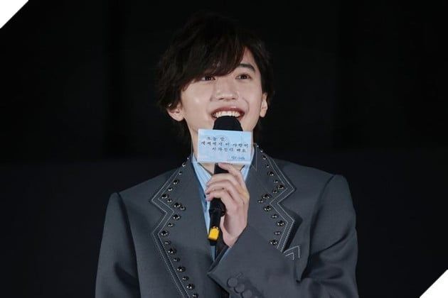 Michieda Shunsuke: Hoàng tử Manga tiếp tục gây bão truyền thông Nhật Bản nhờ vẻ đẹp siêu thực.