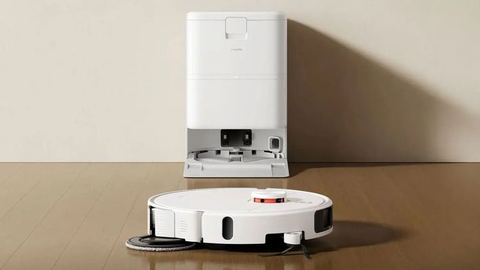 Hệ thống có khả năng tự động hút bụi từ robot vào túi chứa lớn, giúp người dùng có thể quên việc đổ rác trong vòng 75 ngày