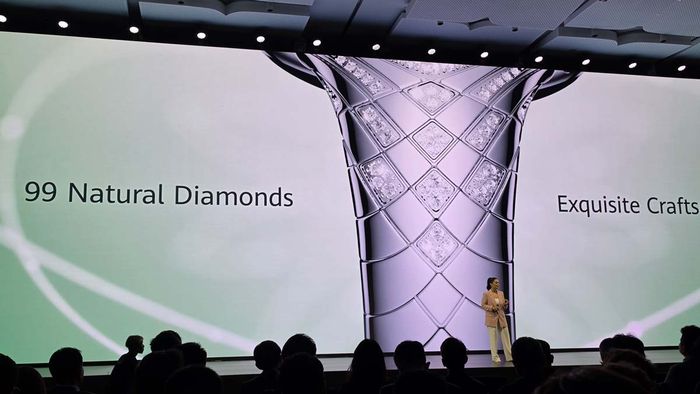 Smartwatch Huawei được gắn 99 viên kim cương chạy dọc theo dây đeo