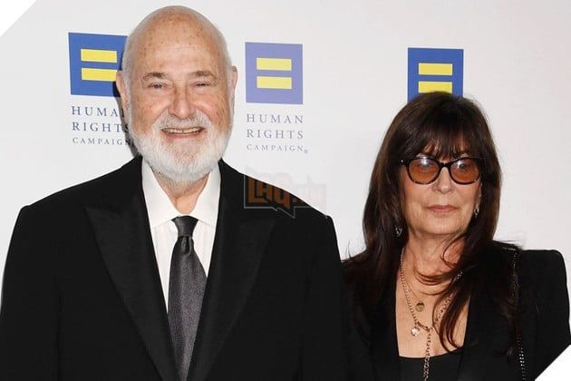 Bức ảnh ghi lại khoảnh khắc cố đạo diễn Rob Reiner đứng bên cạnh người vợ của mình.