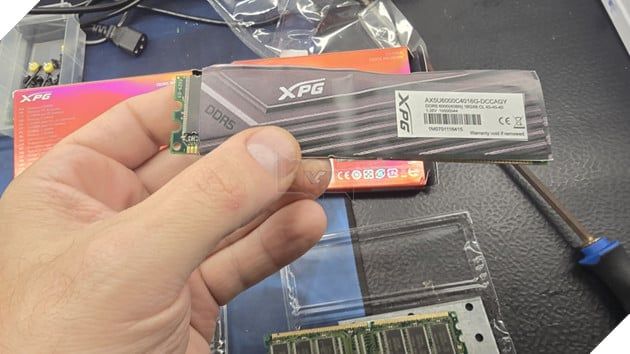 RAM DDR5 giả chứa “chip rỗng” xuất hiện: Chiêu lừa mới giữa khủng hoảng bộ nhớ AI 2
