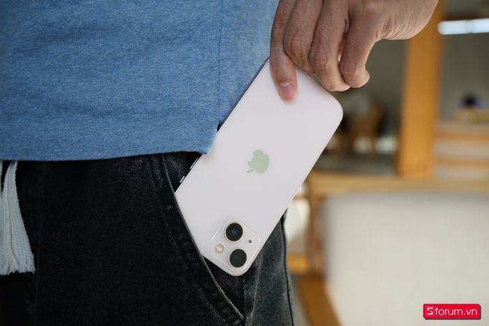 iPhone 13 nổi bật với thiết kế mang tính bước ngoặt, đặc trưng bởi cụm camera đặt chéo ở mặt lưng.