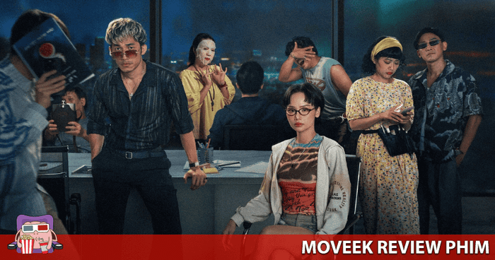 Đại Tiệc Trăng Máu 8 mở đầu bằng một cú máy kéo dài khoảng 35 phút, xoay quanh một bộ phim kinh dị mang màu sắc khá… kinh phí thấp