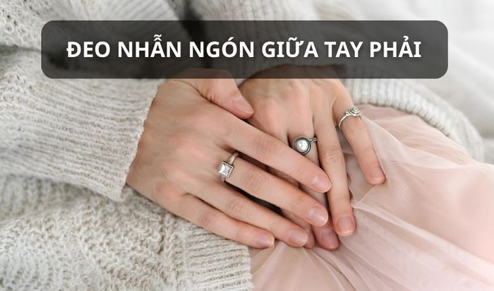 deo-nhan-ngon-giua-tay-phai.jpg