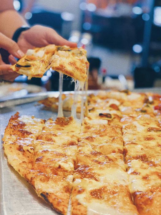 Lớp phô mai béo ngậy cùng với đế pizza mỏng giòn như này, ai có thể chối từ được. Nhưng hãy tận hưởng đôi khi nhé, không quá thường xuyên.