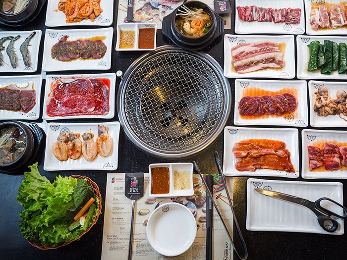 Buffet King với 2 lựa chọn menu: gọi món và thưởng thức buffet. Nếu bạn là người đam mê thịt nướng, đừng ngần ngại chọn menu buffet để thỏa sức thưởng thức.