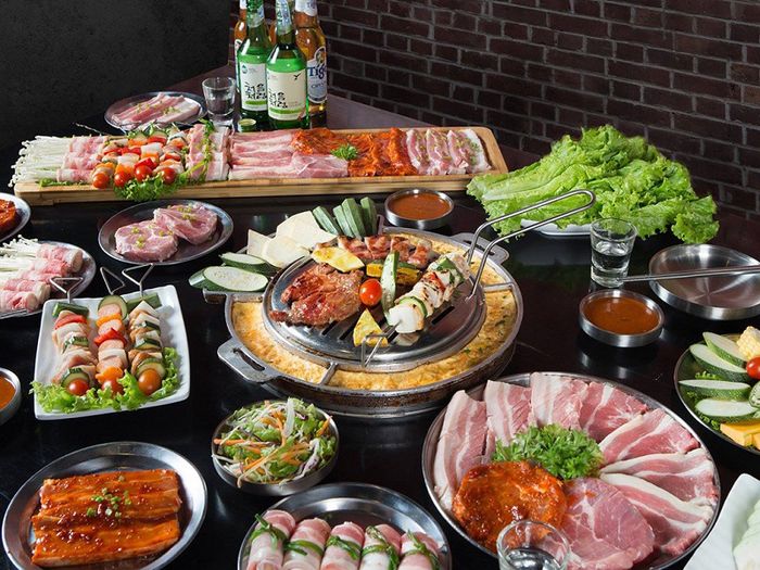 Thịt tươi ngon và được ướp vị theo phong cách thịt nướng Hàn Quốc, kết hợp với không gian thoáng đãng, trẻ trung, là điểm đặc biệt của Buk Buk.