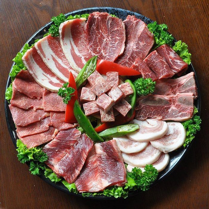 Những lát thịt nướng ăn kèm với rau tươi và cốc nước ngọt sẽ làm cho buổi họp mặt cuối tuần của bạn trở nên đầy đủ và trọn vẹn. 