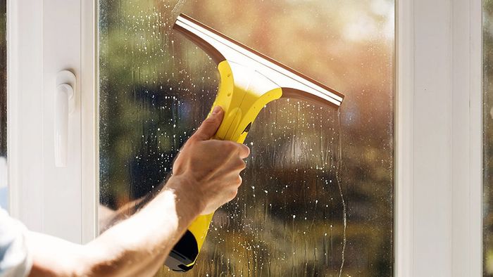 Làm sạch cửa kính cho không gian đón Tết