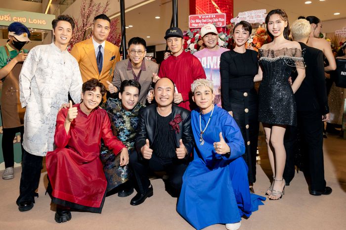 Những người bạn tài năng đã đến buổi lễ ra mắt Nụ Hôn Bạc Tỷ để ủng hộ Tiến Luật.
