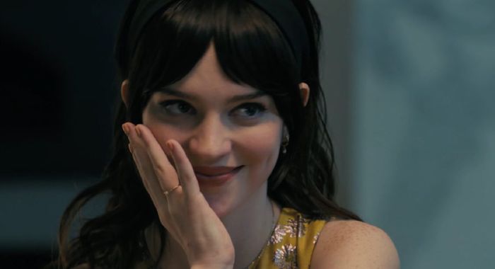 Phim mang đậm tính hỗn loạn, sôi động, vui tươi rồi đột ngột chuyển sang yếu tố kinh dị trong khung cảnh rừng rậm.