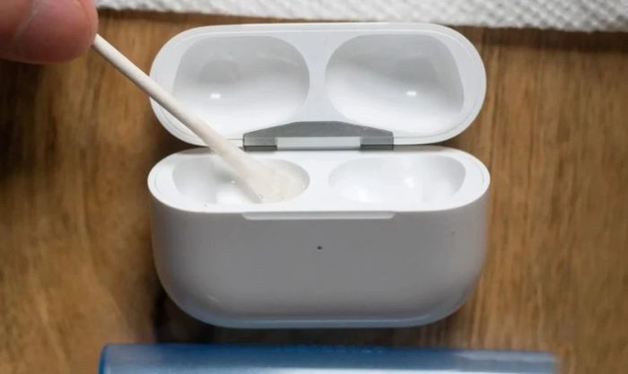 Cách vệ sinh hộp sạc của tai nghe Bluetooth, Airpod như thế nào?