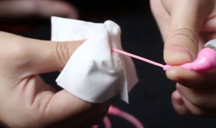 Dùng một chiếc khăn ẩm để lau dọc theo phần dây tai nghe (nếu tai nghe có dây).