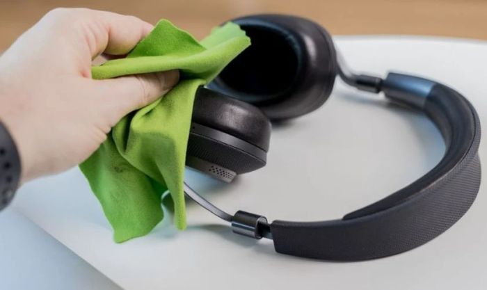 Đối với các khe, ngách khó lau bằng khăn, bạn có thể sử dụng bông tăm thấm một ít nước xà phòng để làm sạch.