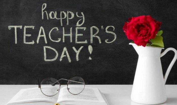 Ảnh bìa 20/11 chúc mừng Ngày Nhà giáo với hình ảnh hoa hồng tươi thắm, thể hiện lòng tri ân sâu sắc.