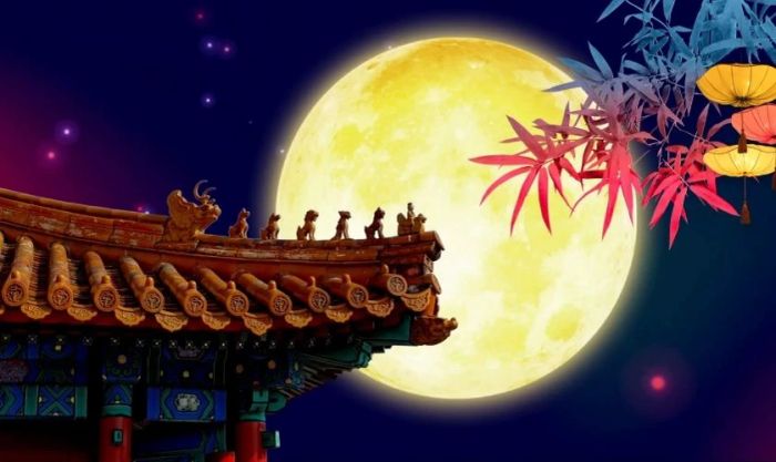 Hình ảnh trăng sáng trên mái ngói cổ kính