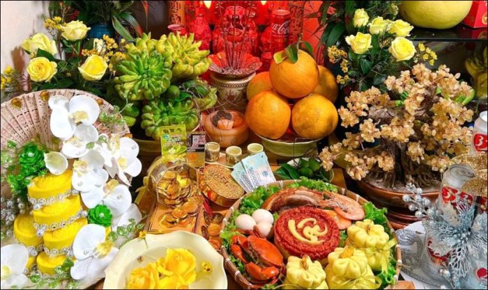 Chuẩn bị mâm quả đầy đủ và chỉn chu để dâng lên Thần Tài
