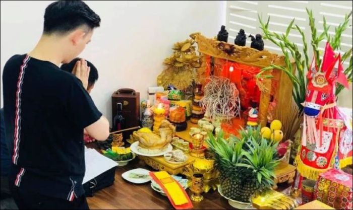Đọc văn khấn với thái độ nghiêm túc và tôn kính
