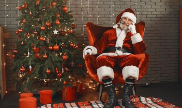 Hình ảnh ông già Noel bên cây thông Noel