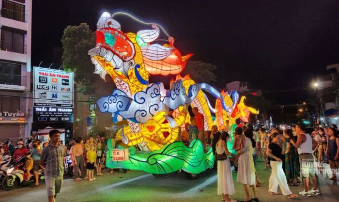 Thuyền rồng rực rỡ trong dịp Tết Trung Thu
