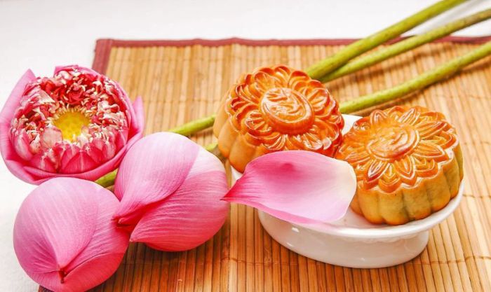 Bánh Trung Thu kết hợp cùng hoa sen thanh lịch