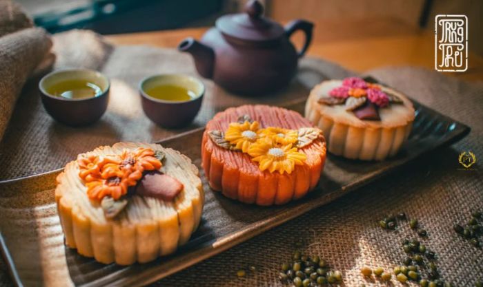 Hình ảnh bánh Trung Thu được trang trí với hoa đẹp