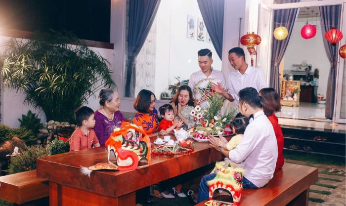 Bộ hình ảnh gia đình sum vầy trong đêm Tết Trung Thu