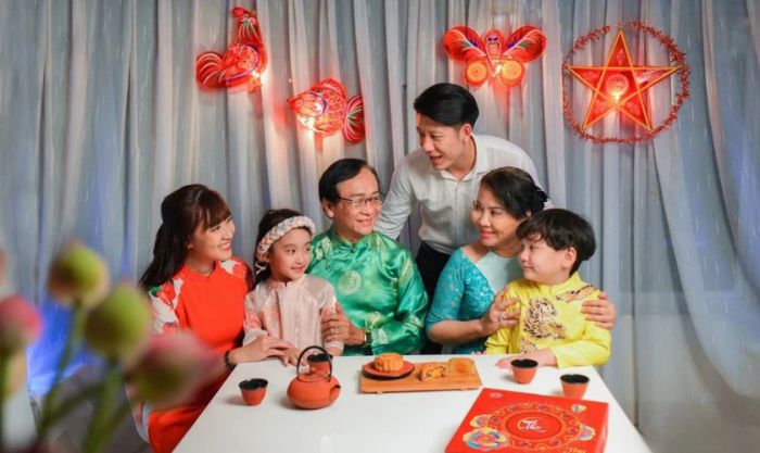 Cả nhà cùng nhau đón Tết Trung Thu