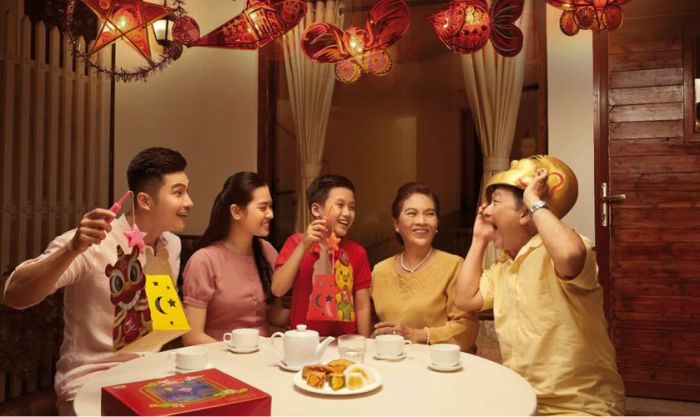 Gia đình vui vẻ trong ngày Tết Trung Thu