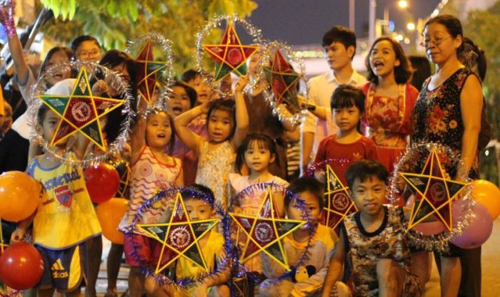 Cả nhà cùng nhau rước đèn trong đêm Trung Thu