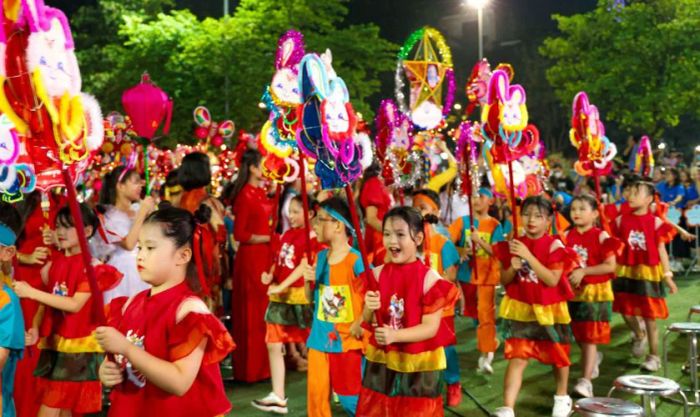 Bộ hình ảnh các em thiếu nhi rước đèn trong Tết Trung Thu