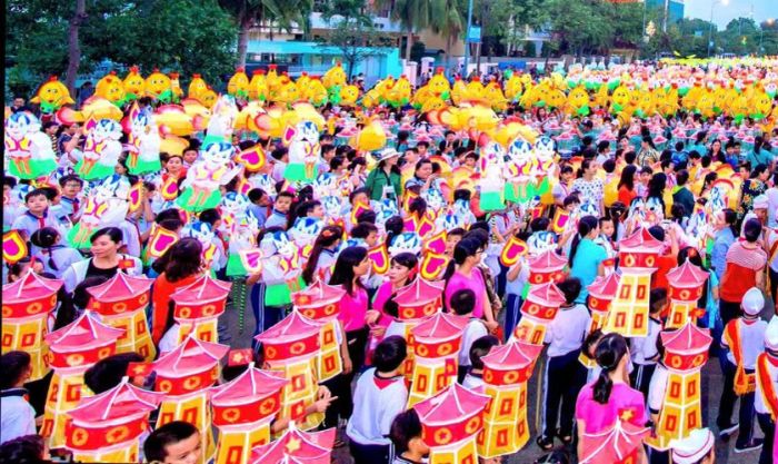 Bộ hình ảnh trẻ em vui vẻ rước đèn trong Tết Trung Thu