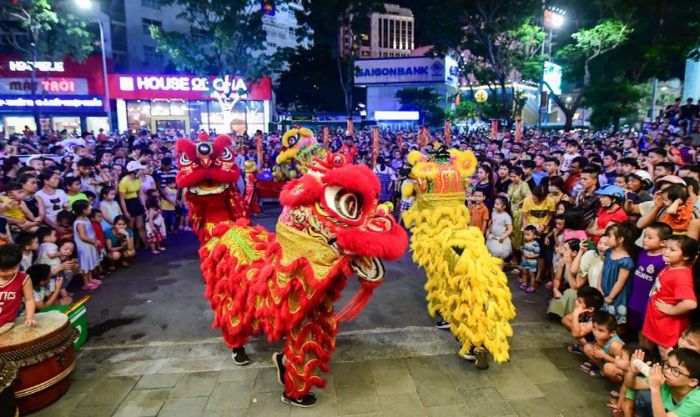 Múa lân đặc sắc trong dịp Tết Trung Thu