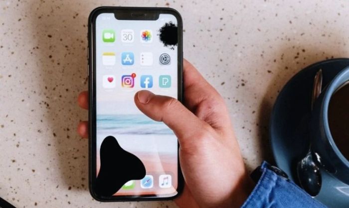 Vì sao màn hình iPhone 11 lại bị tối đen ở một góc?