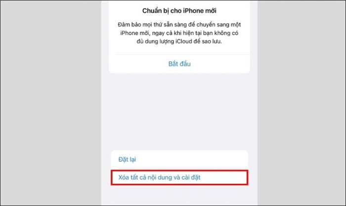 Bạn chọn <strong>Xóa tất cả nội dung và cài đặt</strong> để đưa iPhone trở về cài đặt gốc.