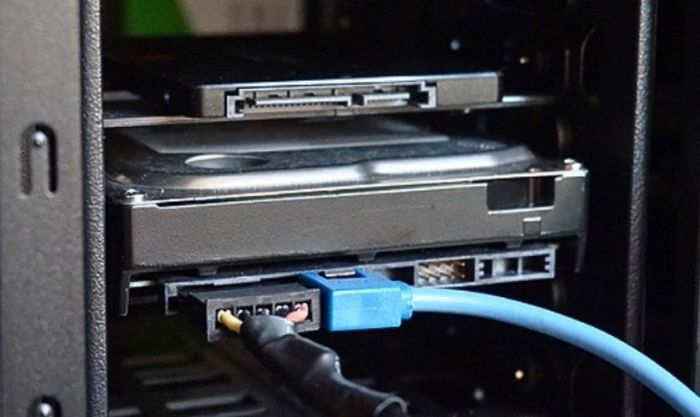 Gắn đúng và khít cổng giao tiếp trên Mainboard.