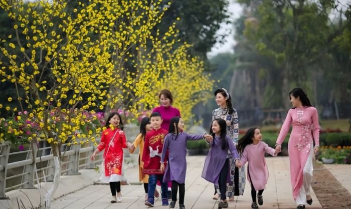 Vào mùng 3 Tết Ất Tỵ, nên xuất hành hướng Tây Bắc và Tây Nam để đón tài lộc và hỷ sự