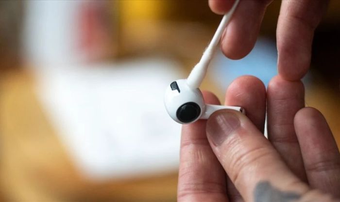 Dùng bông tăm ẩm lau nhẹ qua màng loa, rồi dùng khăn lau khô.