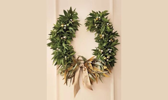 Vòng nguyệt quế Giáng Sinh với thiết kế đơn giản, nhưng vô cùng thanh lịch và tinh tế.