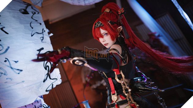 Coser nữ biến hóa thành nhân vật sexy nhất trong bom tấn Wuthering Waves