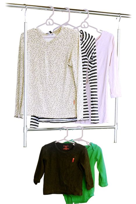 A clear image showing how the bottom bar attaches to the existing top bar in a closet