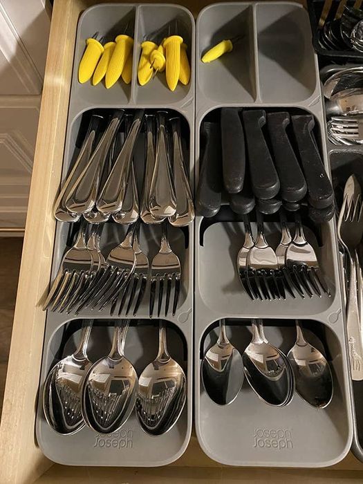 A reviewer’s photo showing cutlery neatly organized in the drawer.