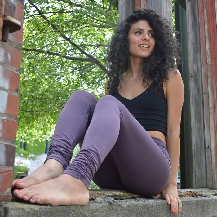 A model showcasing ruched ankle leggings.